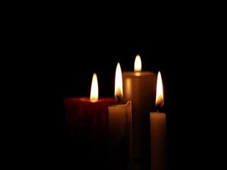 Bild brennende Kerzen mit schwarzem Hintergrund